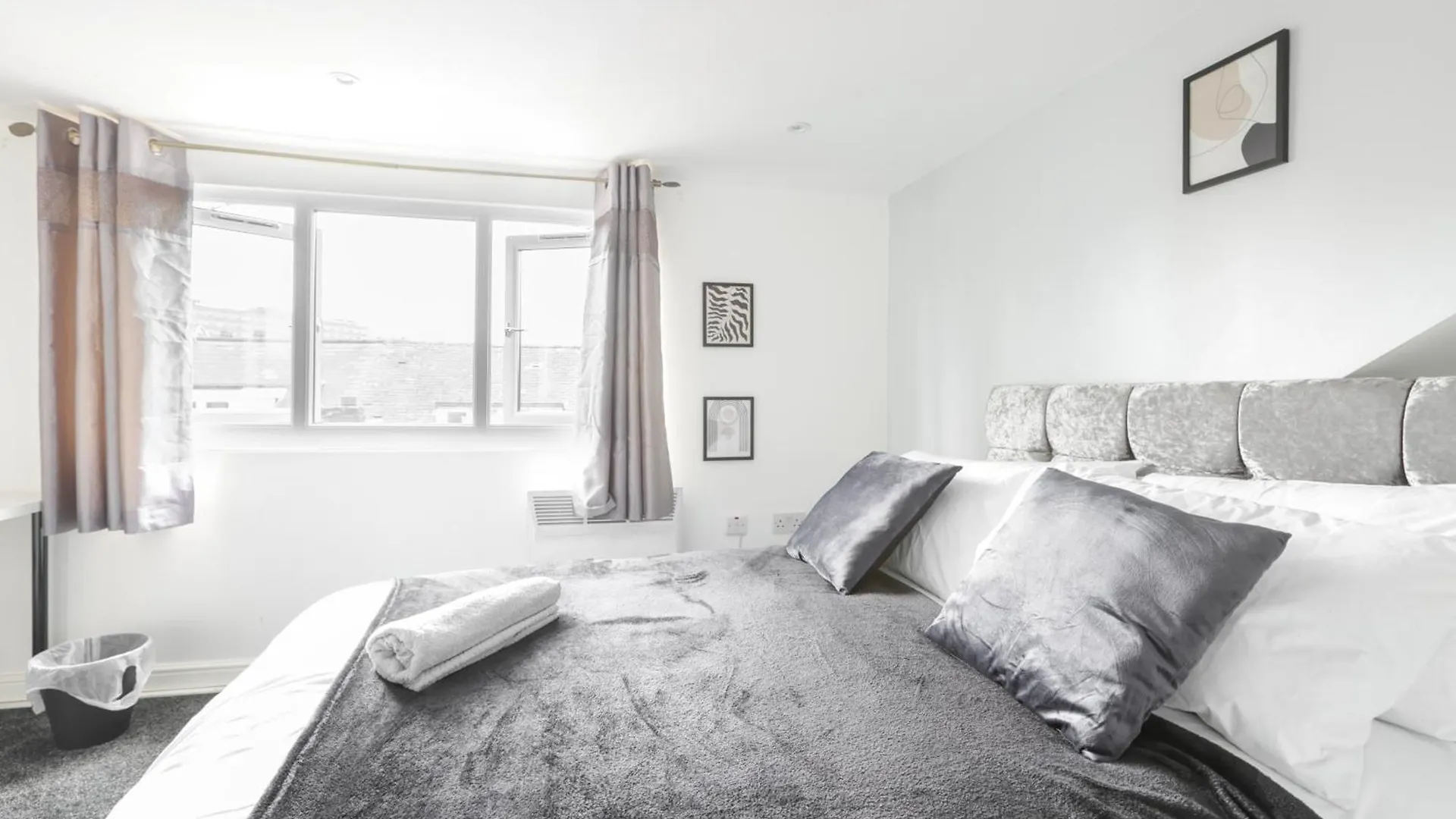 Spacious Flat/ Near City/Wi-Fi/Parking Leeds