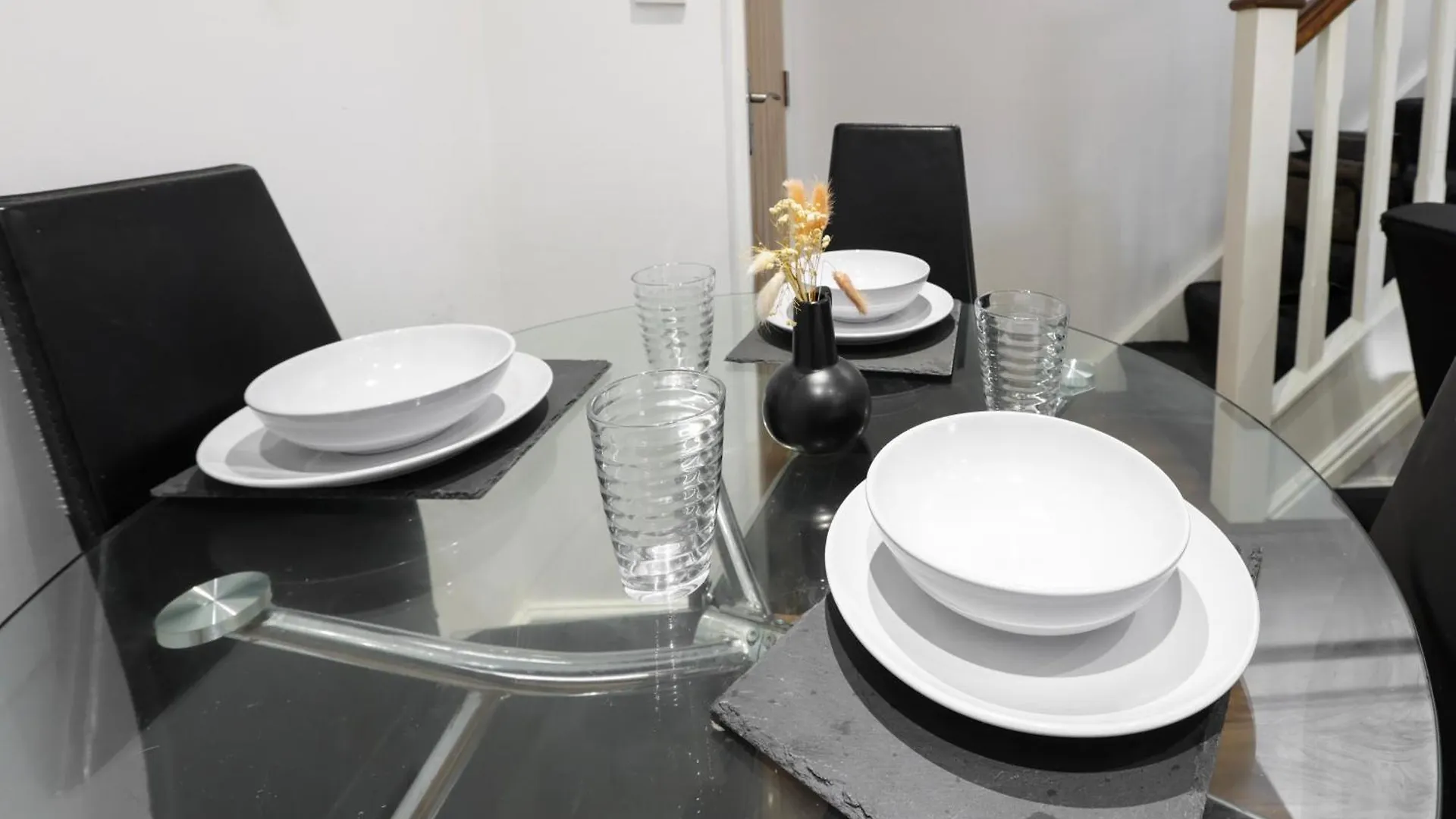 Spacious Flat/ Near City/Wi-Fi/Parking Leeds  Apartament
