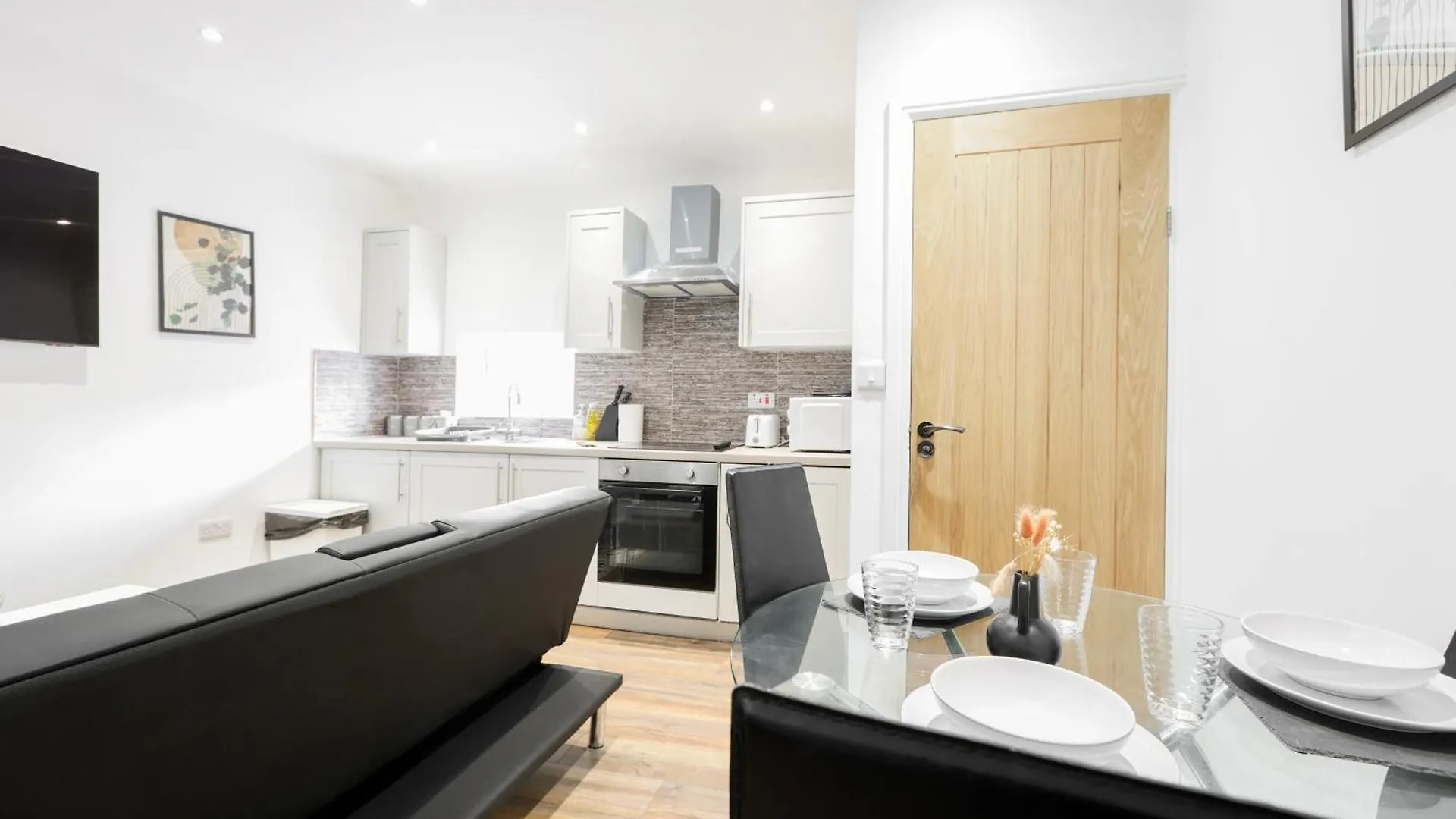Spacious Flat/ Near City/Wi-Fi/Parking Leeds